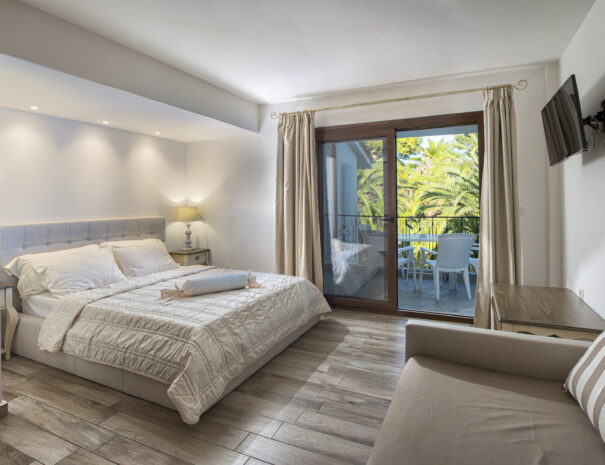 Superior Family Suite with Pool View_ (16)