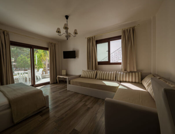 Superior Family Suite with Pool View_ (6)