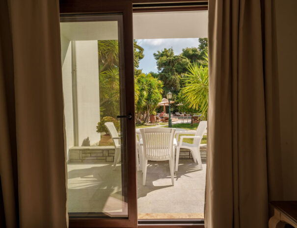 Superior Family Suite with Pool View_ (7)