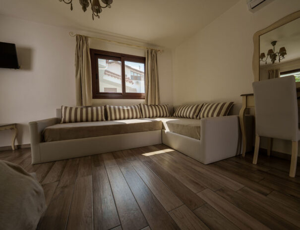 Superior Family Suite with Pool View_ (9)